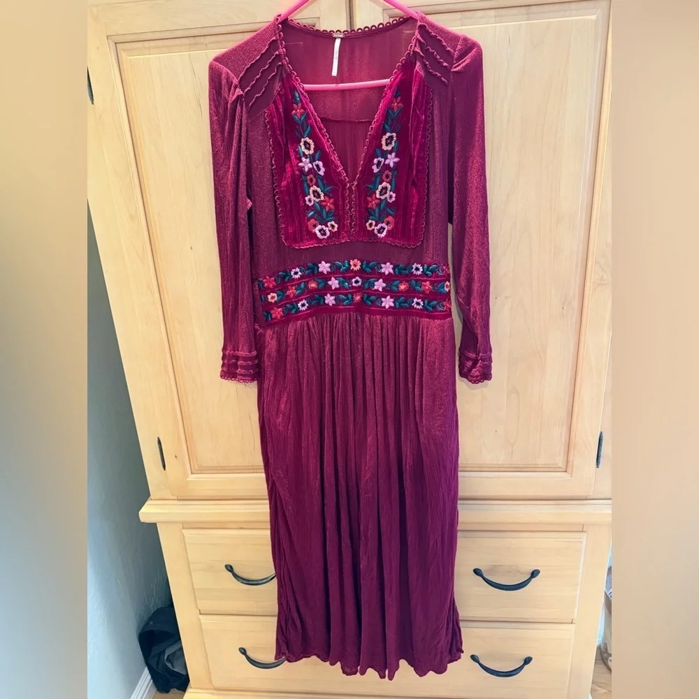 Free People Flora midi dress with velvet and embroidery Size M Boho Valentine’s🩷